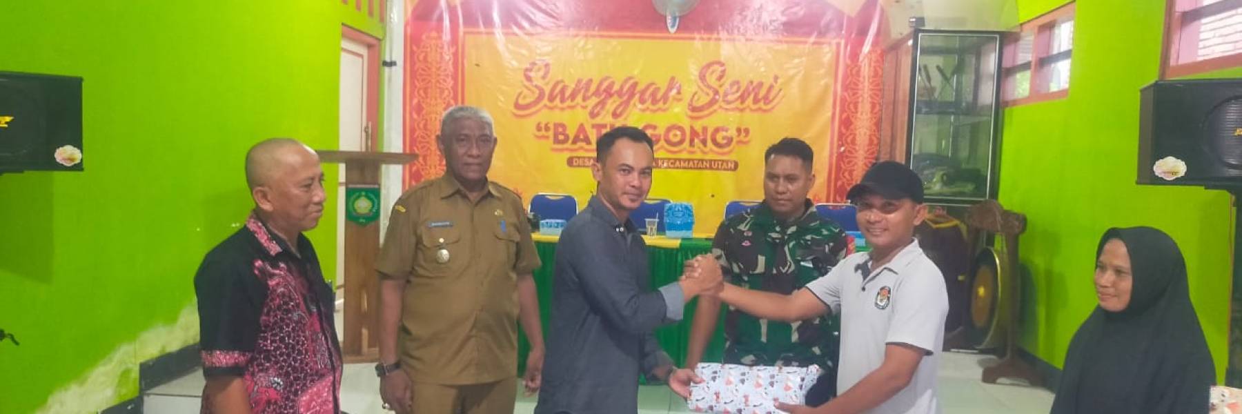 PENYERAHAN HADIAH KEPADA MANTAN ANGGOTA BPD SEBAGAI RASA TERIMAKASIH